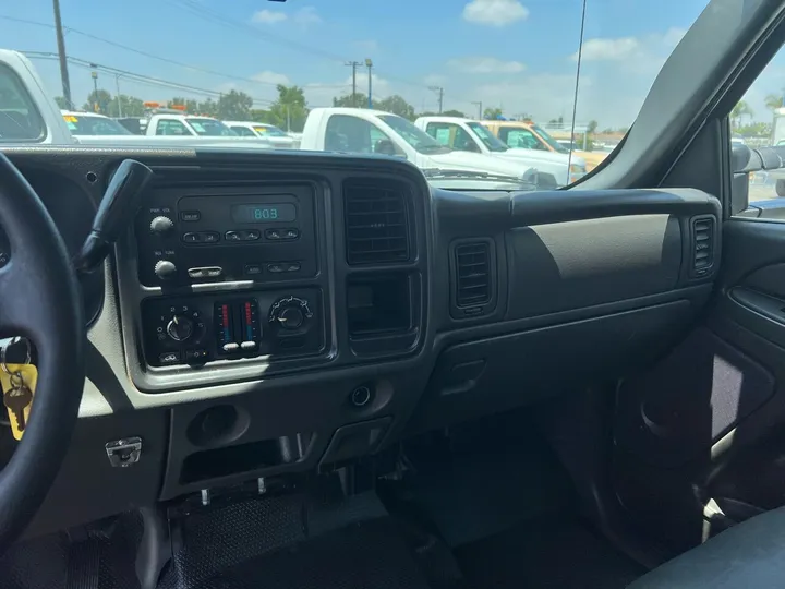 White, 2006 GMC Sierra 1500 Image 25