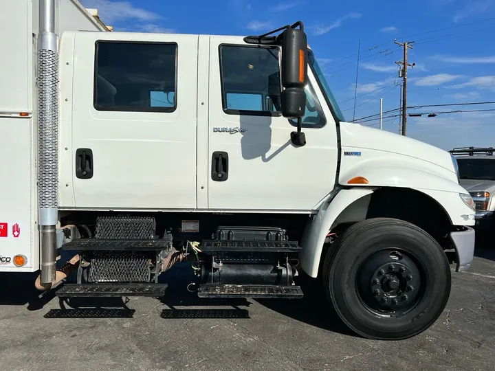 White, 2013 International DuraStar 4300 Image 5