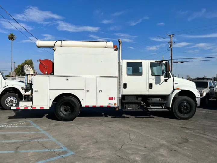 White, 2013 International DuraStar 4300 Image 4