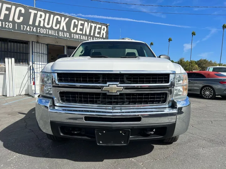 White, 2008 Chevrolet Silverado 2500HD Image 2