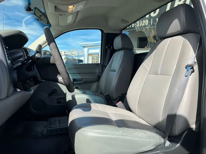 White, 2008 Chevrolet Silverado 2500HD Image 17