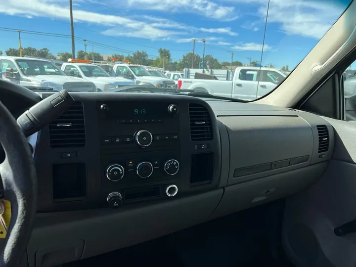 White, 2008 Chevrolet Silverado 2500HD Image 18