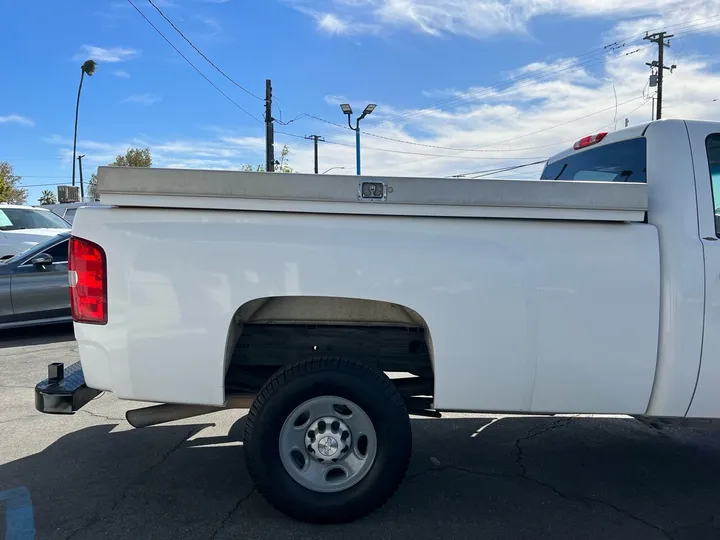 White, 2008 Chevrolet Silverado 2500HD Image 6