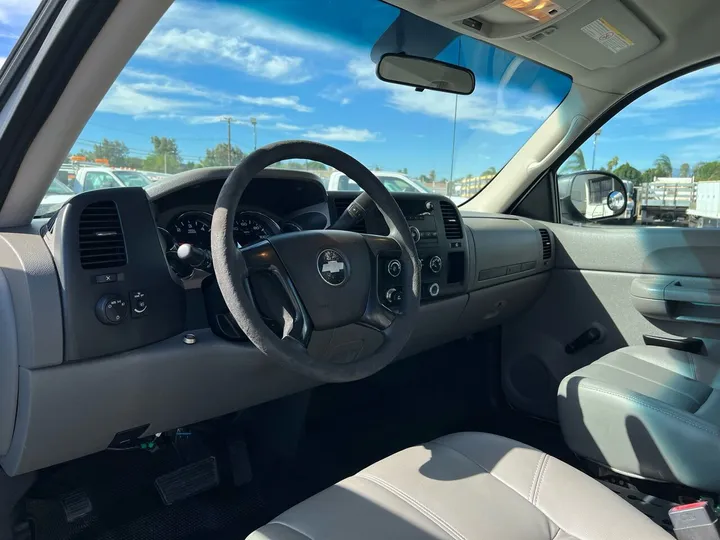 White, 2008 Chevrolet Silverado 2500HD Image 15