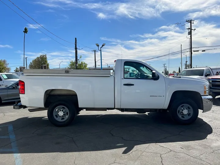 White, 2008 Chevrolet Silverado 2500HD Image 4