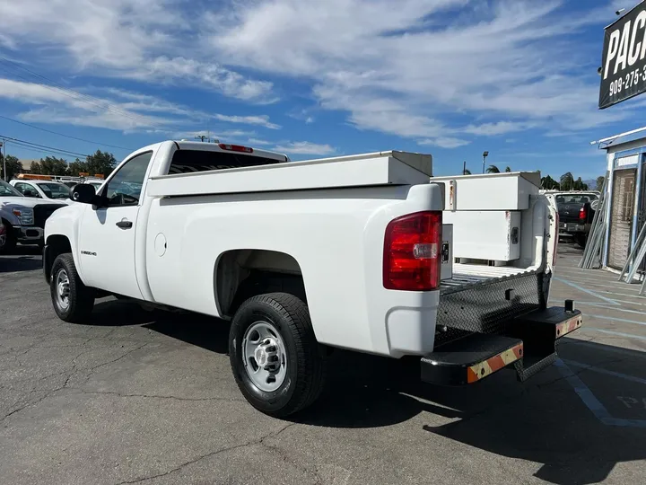 White, 2008 Chevrolet Silverado 2500HD Image 12