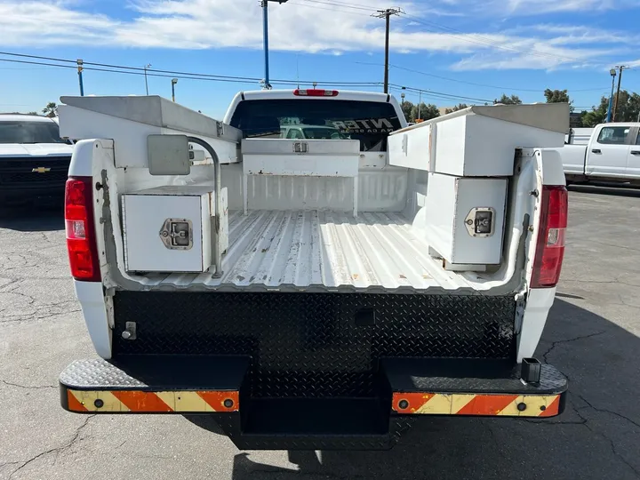 White, 2008 Chevrolet Silverado 2500HD Image 10