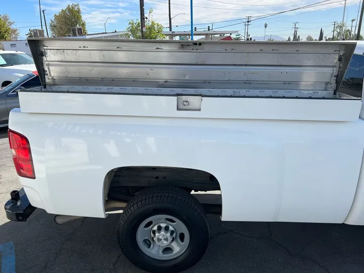 White, 2008 Chevrolet Silverado 2500HD Image 8