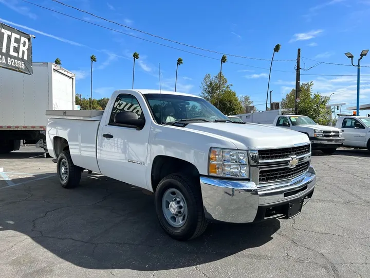 White, 2008 Chevrolet Silverado 2500HD Image 3