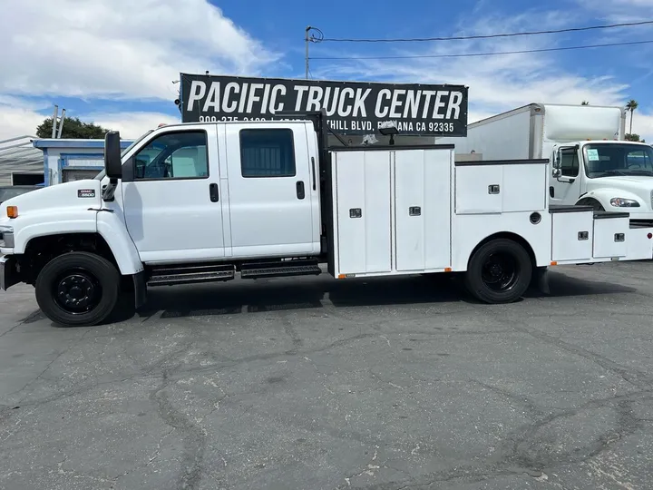 White, 2004 GMC TopKick C5500 Image 15