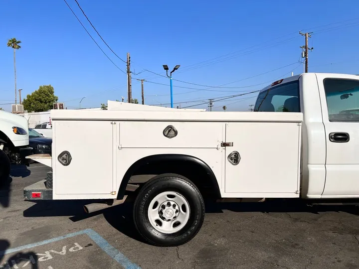 White, 2006 Chevrolet Silverado 2500HD Image 6