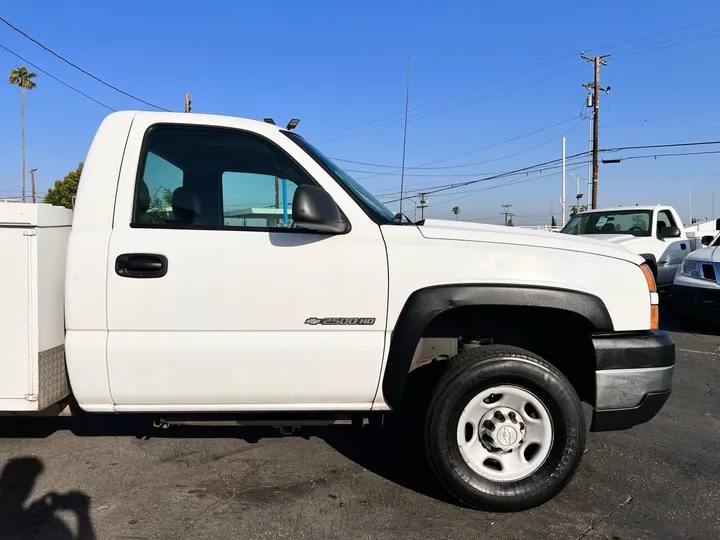 White, 2006 Chevrolet Silverado 2500HD Image 5