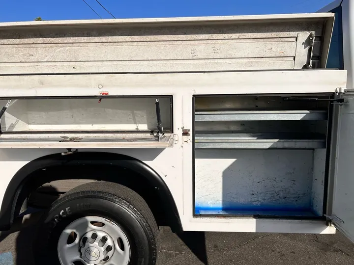 White, 2006 Chevrolet Silverado 2500HD Image 8