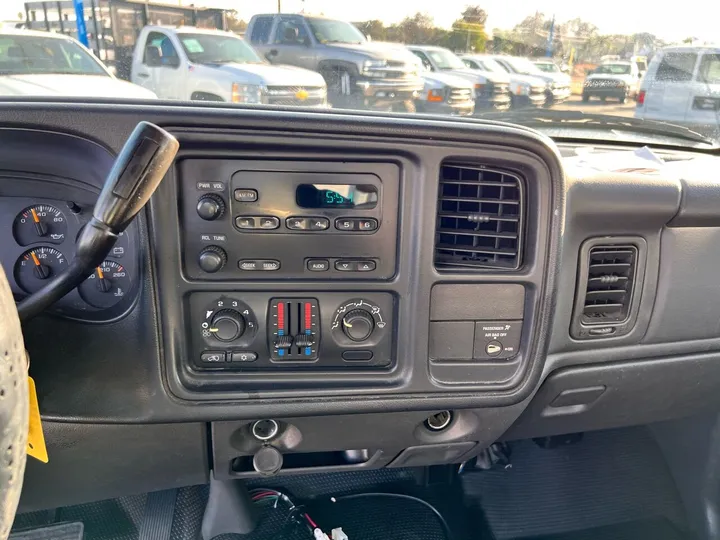 White, 2006 Chevrolet Silverado 2500HD Image 20