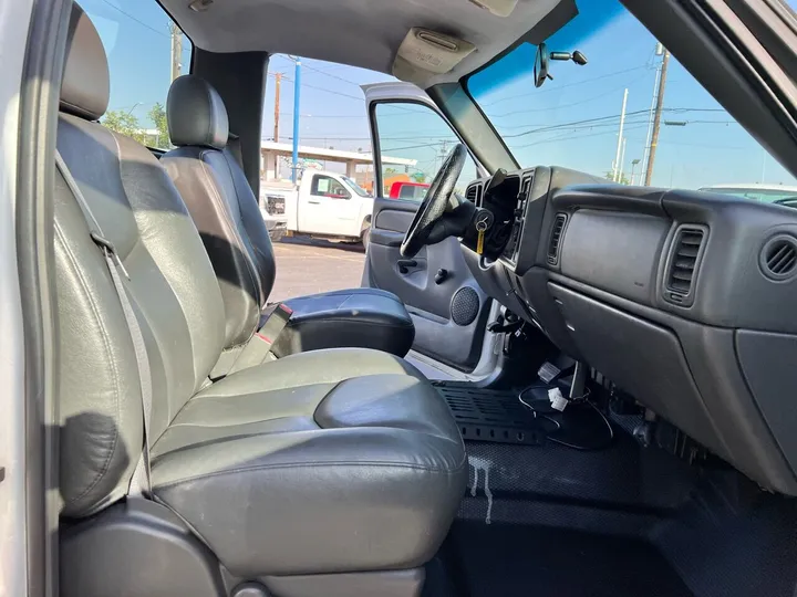 White, 2006 Chevrolet Silverado 2500HD Image 23