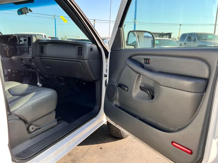 White, 2006 Chevrolet Silverado 2500HD Image 21