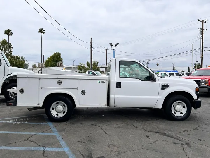 White, 2008 Ford F-250 Super Duty Image 4