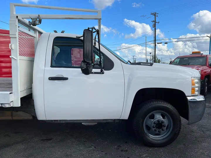 White, 2008 Chevrolet Silverado 3500HD CC Image 5