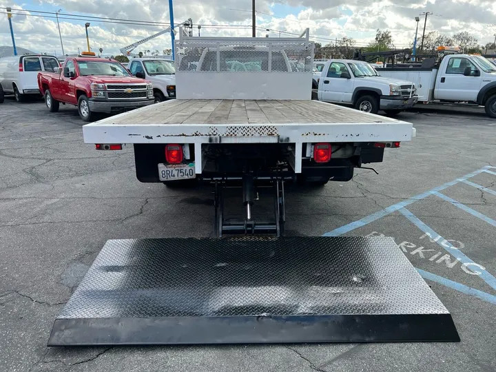 White, 2008 Chevrolet Silverado 3500HD CC Image 10