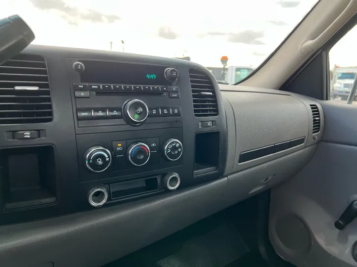 White, 2008 Chevrolet Silverado 3500HD CC Image 20