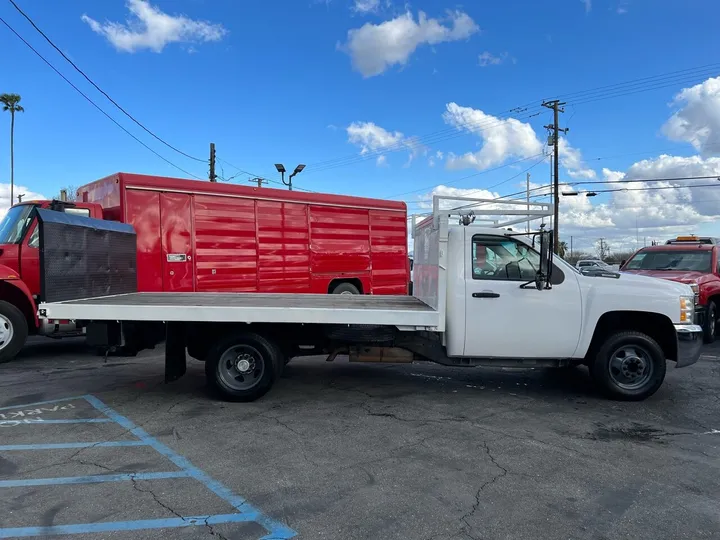 White, 2008 Chevrolet Silverado 3500HD CC Image 4