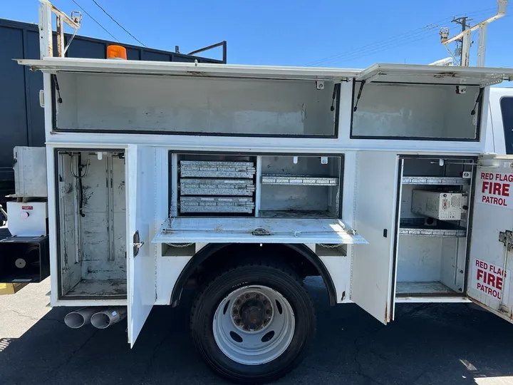 White, 2011 Ford F-550 Super Duty Image 12