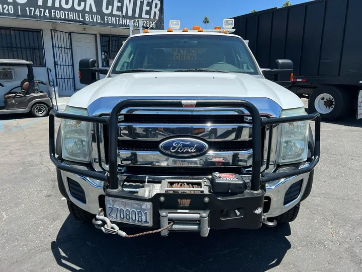 White, 2011 Ford F-550 Super Duty Image 4