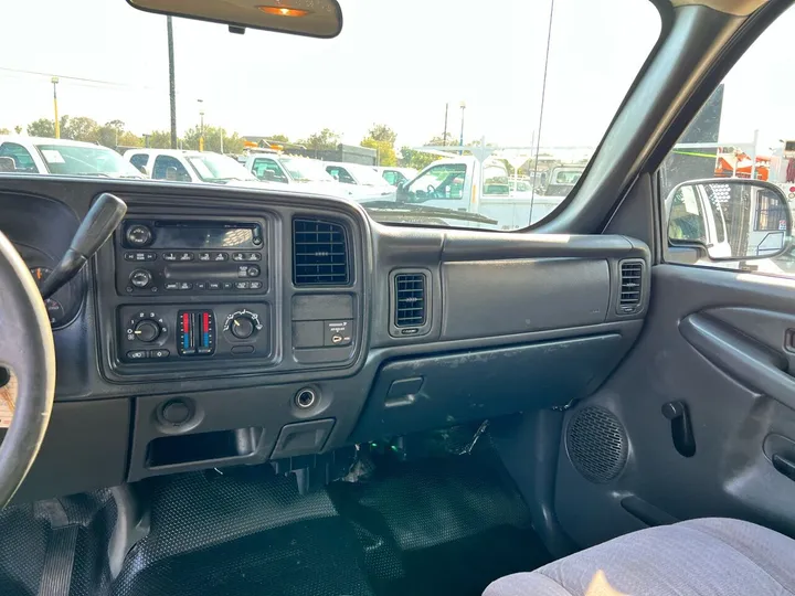 White, 2007 Chevrolet Silverado 2500HD Classic Image 21