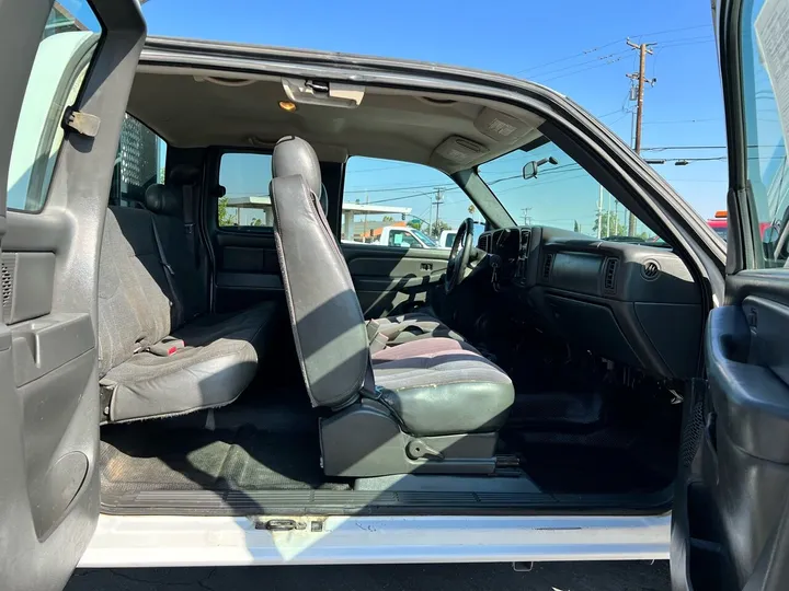 White, 2007 Chevrolet Silverado 2500HD Classic Image 6