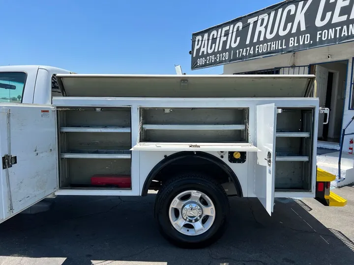 White, 2011 Ford F-350 Super Duty Image 16