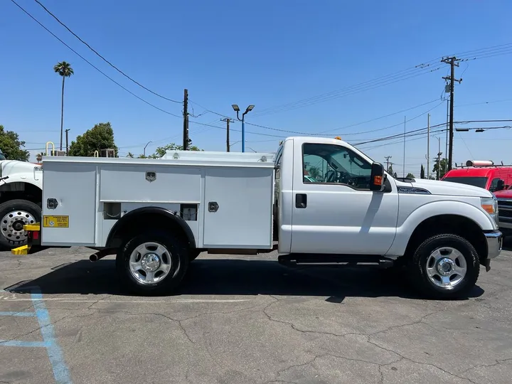 White, 2011 Ford F-350 Super Duty Image 4