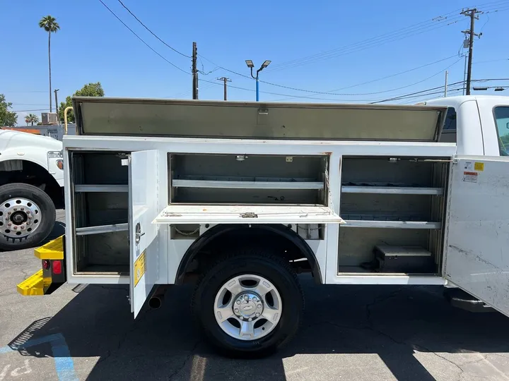 White, 2011 Ford F-350 Super Duty Image 7