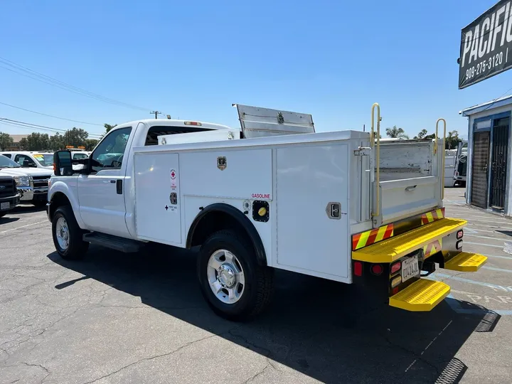 White, 2011 Ford F-350 Super Duty Image 13