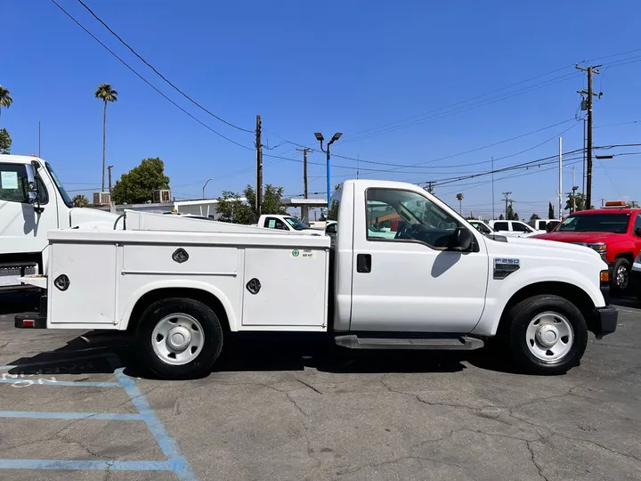 White, 2008 Ford F-250 Super Duty Image 4