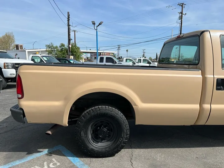 Tan, 2004 Ford F-350 Super Duty Image 7