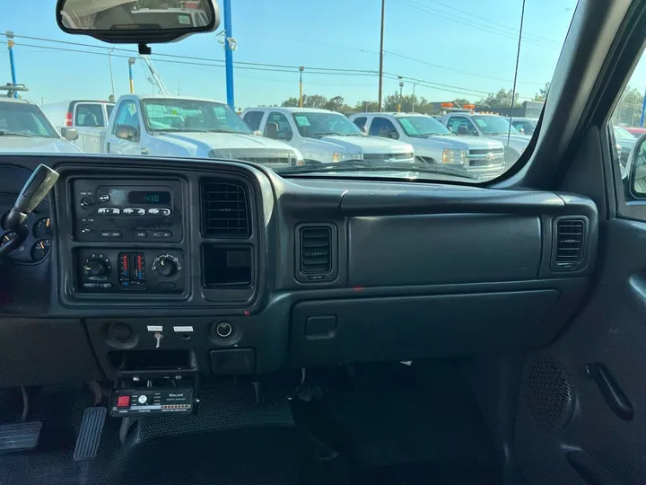 White, 2005 Chevrolet Silverado 1500 Image 19