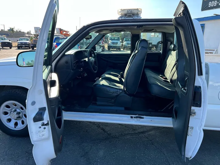 White, 2005 Chevrolet Silverado 1500 Image 17