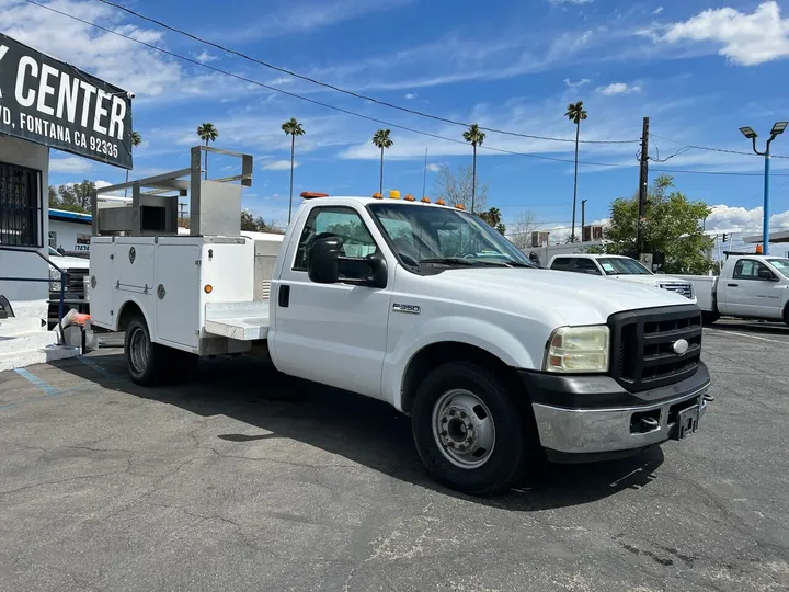 White, 2006 Ford F-350 Super Duty Image 3