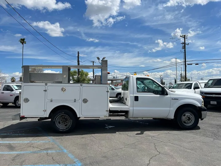 White, 2006 Ford F-350 Super Duty Image 4