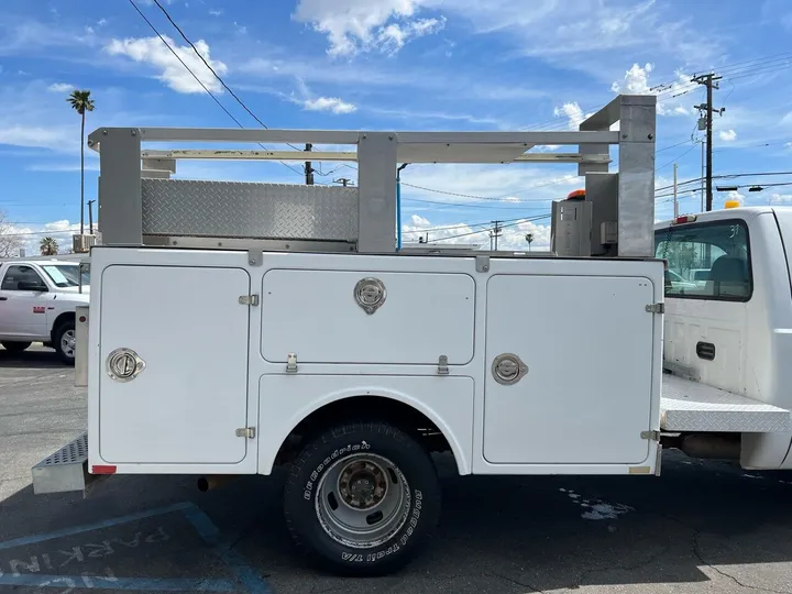 White, 2006 Ford F-350 Super Duty Image 6