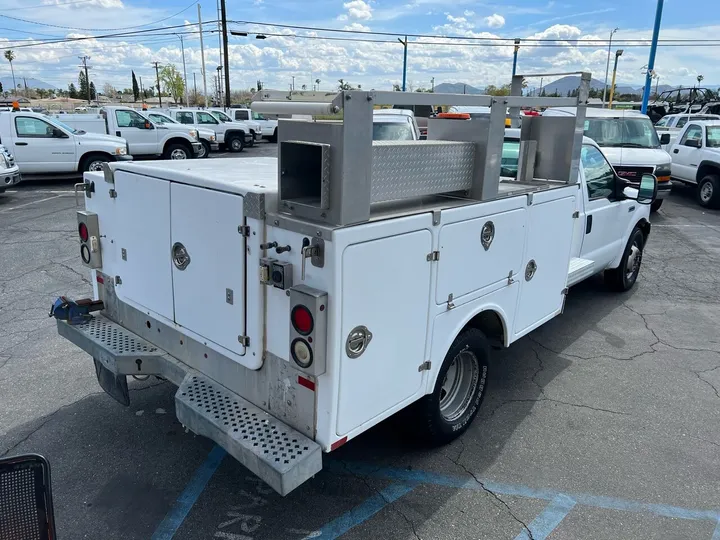 White, 2006 Ford F-350 Super Duty Image 8