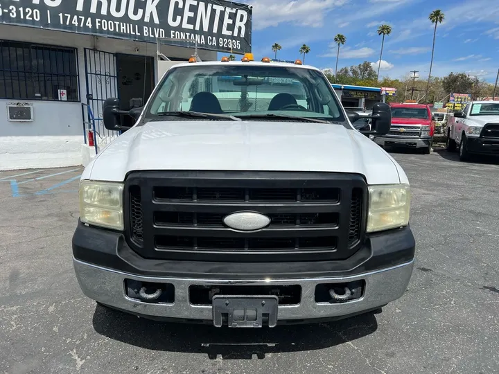 White, 2006 Ford F-350 Super Duty Image 2