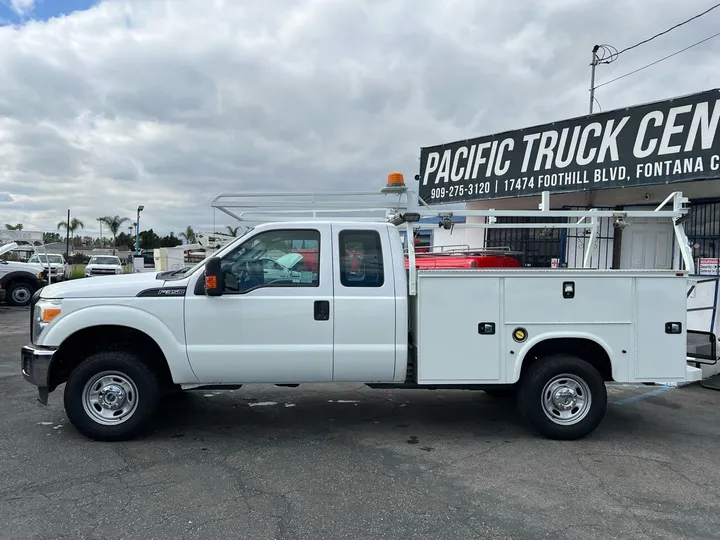 White, 2016 Ford F-350 Super Duty Image 17