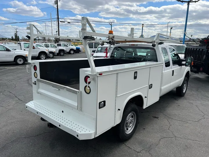 White, 2016 Ford F-350 Super Duty Image 12