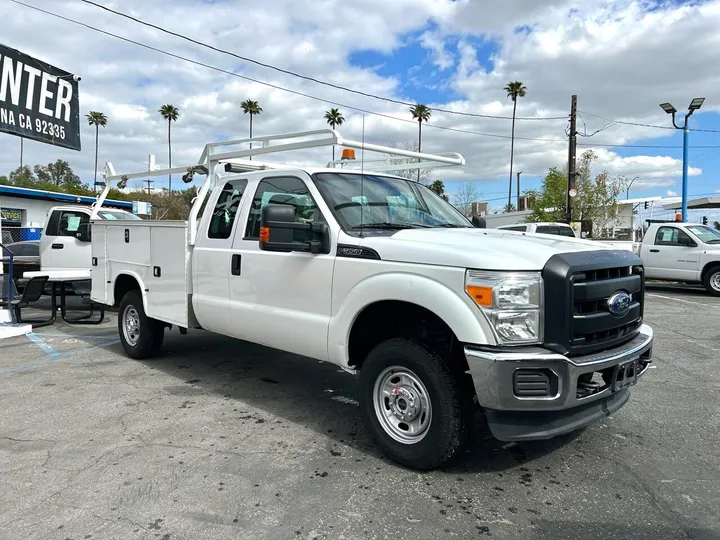 White, 2016 Ford F-350 Super Duty Image 3