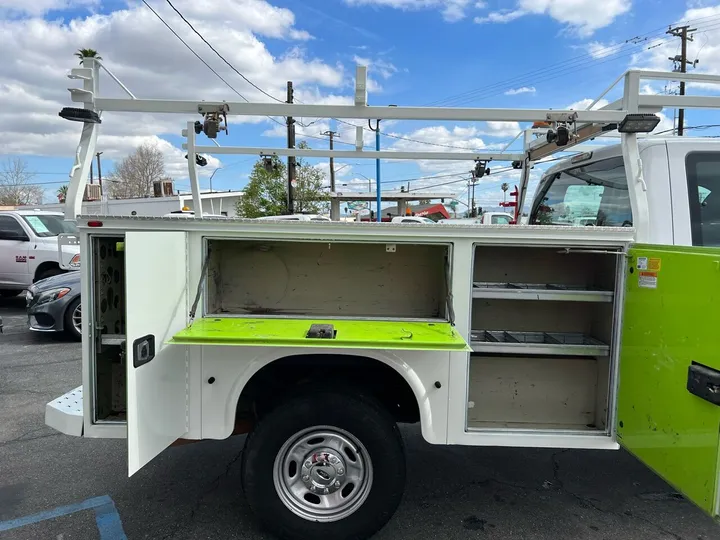 White, 2016 Ford F-350 Super Duty Image 10