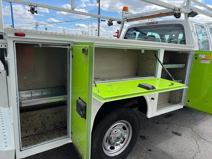 White, 2016 Ford F-350 Super Duty Image 11