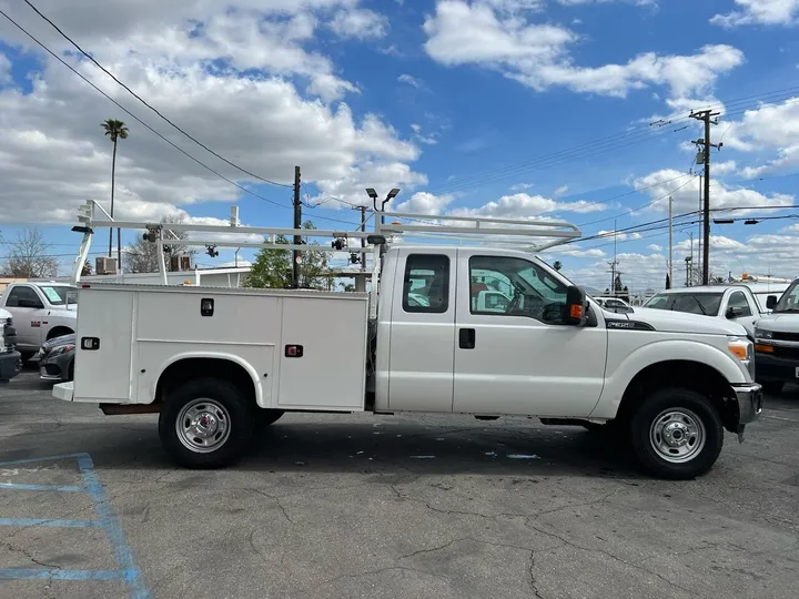 White, 2016 Ford F-350 Super Duty Image 4