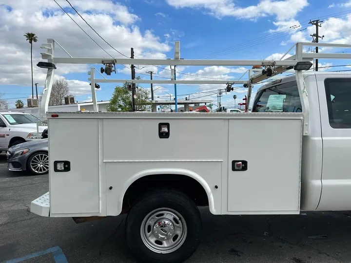 White, 2016 Ford F-350 Super Duty Image 9