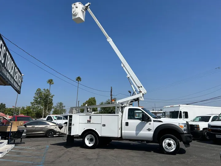 White, 2011 Ford F-450 Super Duty Image 31